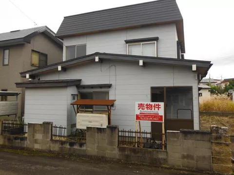 Hirosaki-shi, Hirosaki-shi Oaza Mitake-cho (Seiai Chuko-Mae Station) 2F 6DK

4,000,000 yen