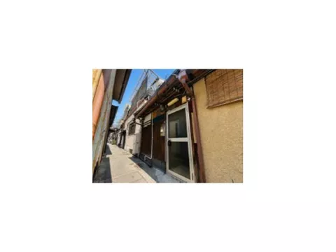 Immediate occupancy available, south-facing, 9 minutes walk to subway and JR "Nijo" Station, house cleaning