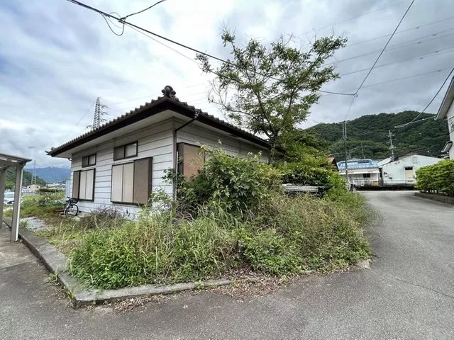 Single-story 6K with connected rooms and a calm residence overlooking rural scenery and mountains