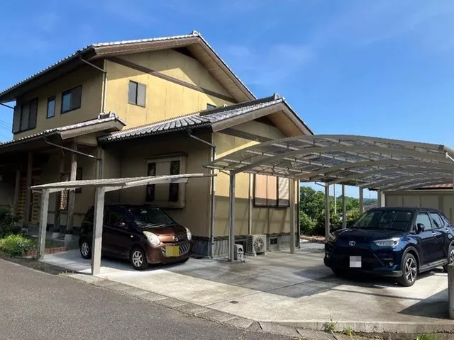 There is a house and warehouse built by Ichijo Komuten. There is parking for 3 cars with a carport.