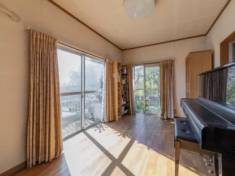 ■3-minute walk from Hankyu Bus "Hikarigaoka Naka"■Quiet residential area■Good view due to being on a hill♪