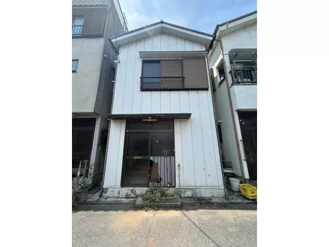 Supermarket and school within a 10-minute walk! Enjoy the convenience and tranquility of a spacious 5DK.