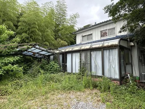A living environment surrounded by greenery, a home with a sunroom.