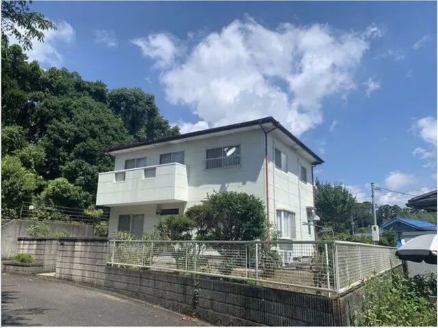 Quiet residential area!! Spacious living room with light from two sides!!