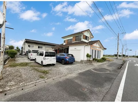 A spacious residential building with a store on approximately 100 tsubo of land. - Image 3