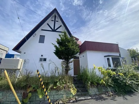 South-facing corner lot. Equipped with a garage for one car, also usable as a residence with an office and store.