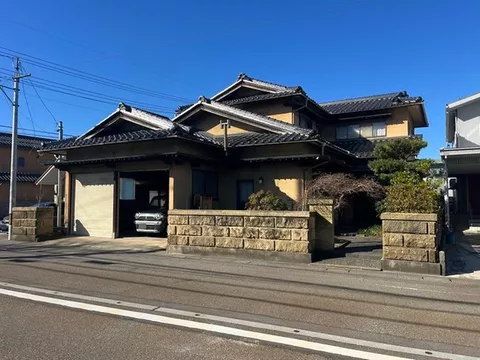A house with a traditional Japanese room featuring a painted red wall with a transom, capable of accommodating two households with 7LDK!