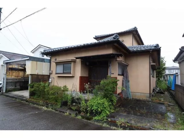 A spacious 6K residence on a wide lot♪