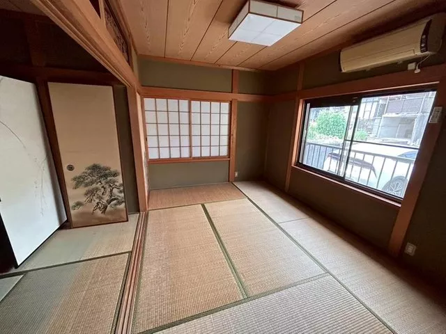 Property located in a quiet residential area in Houraisaka 1-chome. It is on a hill and has excellent sunlight.