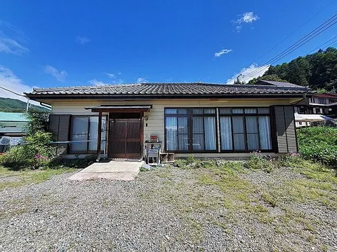 Used single-family home, JR Joetsu Line Numata Station, 90 minutes by bus, get off at Shiojiri, 10 minutes on foot
