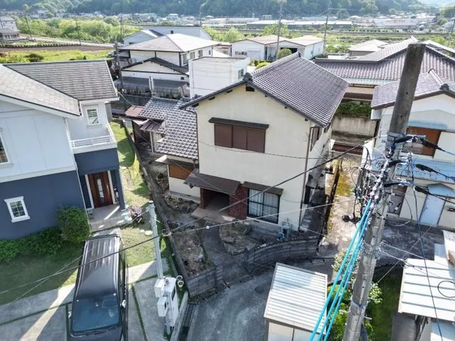 A house that requires repairs due to termite damage, located 5 minutes on foot from Makinosato Station, with no parking available.