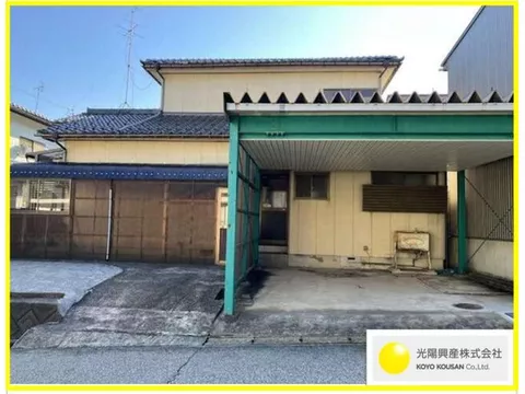 This is a residential area in Fushiki Kofu, Takaoka City. You can park 3 cars, so it's That's comforting..