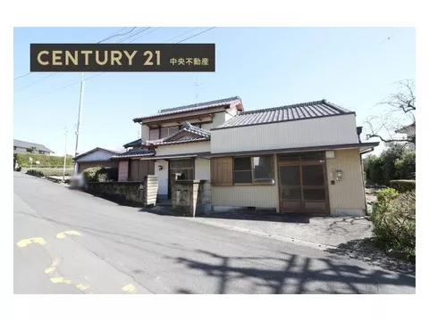 A used house in a traditional kominka style! Kindergarten and elementary school are within a 10-minute walk.