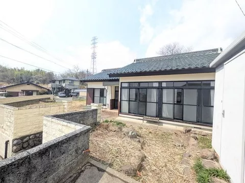 Due to the sloped land, the view is excellent and you can see Mount Fuji well. It's also close to Ryuo Station, making it ideal for a vacation home.