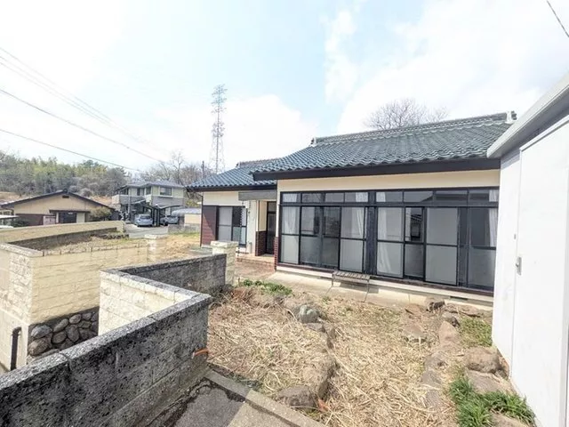Due to the sloped land, the view is excellent and you can see Mount Fuji well. It's also close to Ryuo Station, making it ideal for a vacation home.