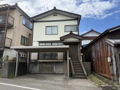 23 minutes walk from JR Joetsu Line "Ojiya" Station