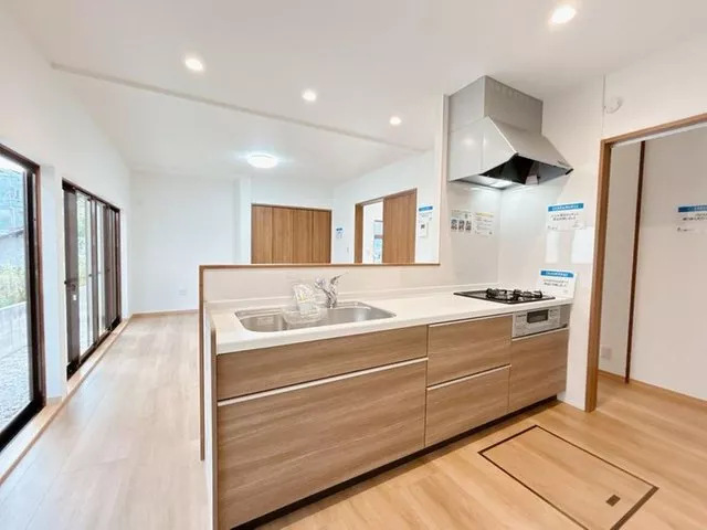 [Open House Held] [Renovated] Bright with light coming in through large windows in the open kitchen