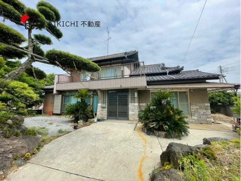 Spacious 156 tsubo lot! There is a detached garage!