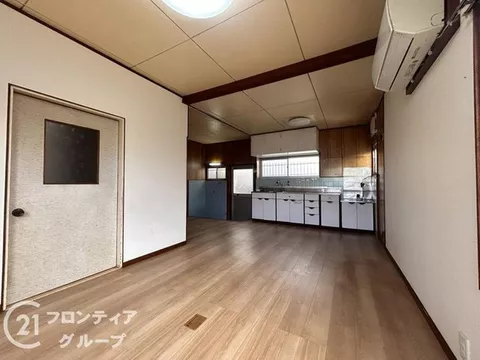 Open during Obon holidays, spacious 5SLDK + immediate viewing available, good sunlight and ventilation due to elevated location.