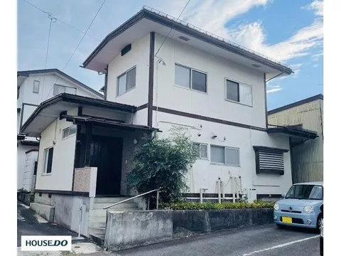 【Spacious living room of approximately 25 tatami mats】 A home with an attractive open space where the family gathers