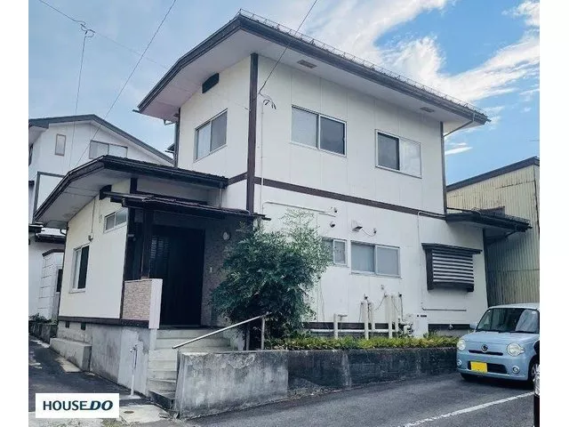 【Spacious living room of approximately 25 tatami mats】 A home with an attractive open space where the family gathers