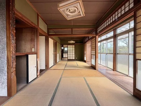 This property is within walking distance to the elementary school. It is also recommended as a rental income property.