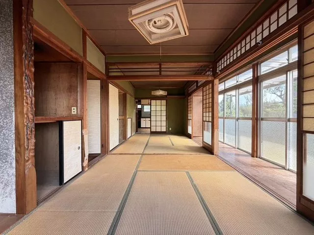 This property is within walking distance to the elementary school. It is also recommended as a rental income property.