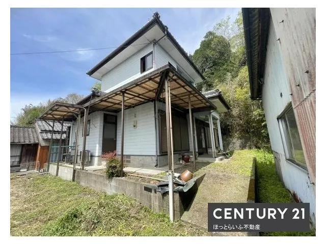 This is a used house with parking for more than 6 cars. Recommended as an investment property.