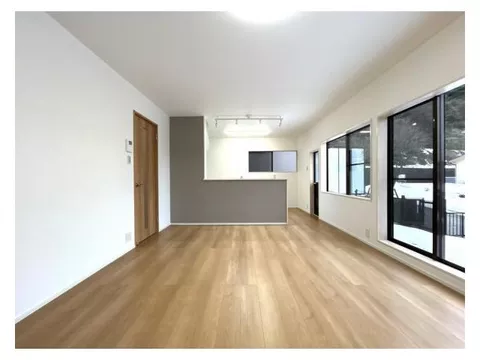 [Open House Held] [Interior and Exterior Renovated] The width of the front road is 5m. For those who are not good at driving.