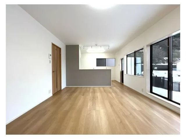 [Open House Held] [Interior and Exterior Renovated] The width of the front road is 5m. For those who are not good at driving.