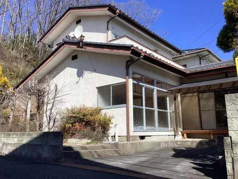 ■ Quiet corner lot surrounded by greenery!