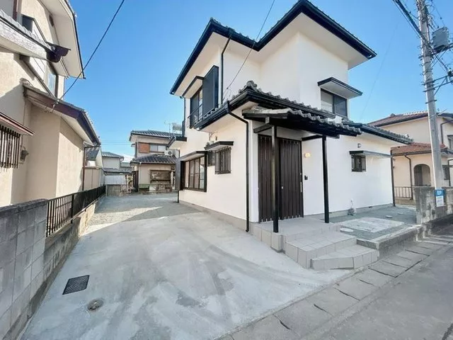 【Open house held】【Renovated】Parking for 4 regular cars in tandem possible. Educational facilities within a 5-minute walk