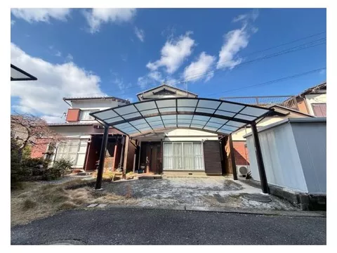 ◆Partially renovated◆With carport◆Abundant storage◆Sunroom◆Stair lift included◆
