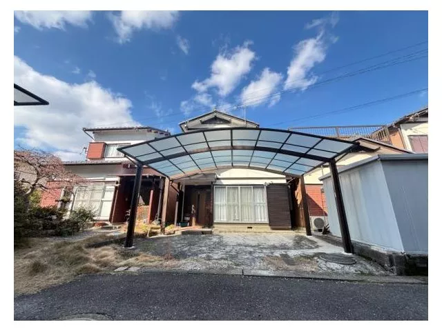 ◆Partially renovated◆With carport◆Abundant storage◆Sunroom◆Stair lift included◆