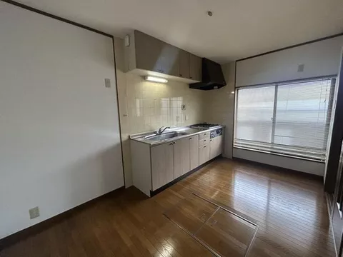 3-story building ◆ Includes space for 1 car ◆ 2 minutes on foot to the convenience store!