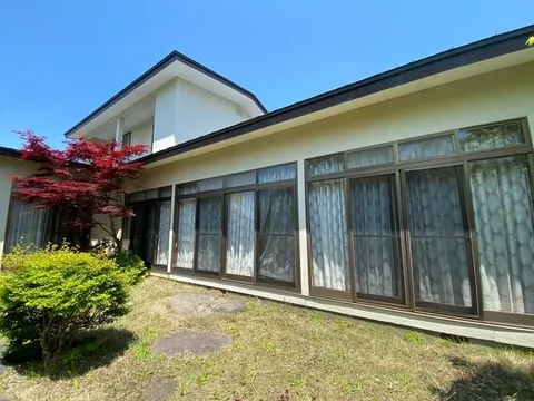 A 5LDK detached house located in a quiet residential area just off Prefectural Road 143.