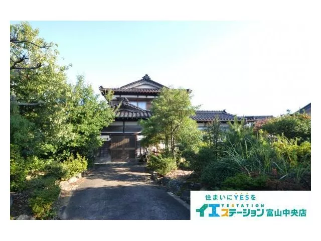 Japanese-style house with a wall, 9DK, land 250 tsubo