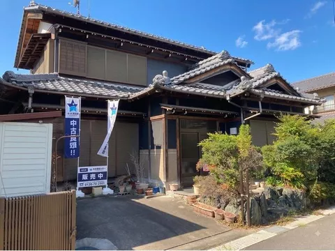Parking for 2 cars available! A 7LDK used house that can secure private spaces for each family member♪