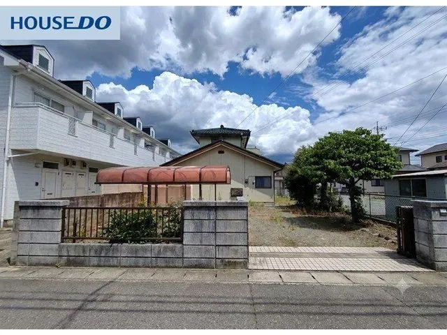 Spacious 5LDK home where the whole family can live comfortably. Parking for 3 cars on the premises!