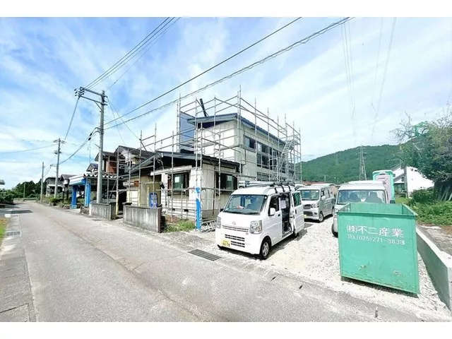 [Open House Held] Interior and exterior renovations in progress / Parking for 4 cars available / Quiet residential area