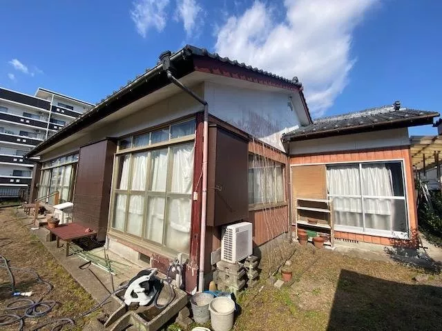 This is a used wooden single-story house with a shutter garage. There is a garden on the south side of the property.