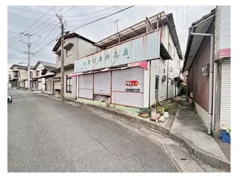 This is a house with a store located within about a 5-minute walk from Itoda Station and Itoda Elementary School!