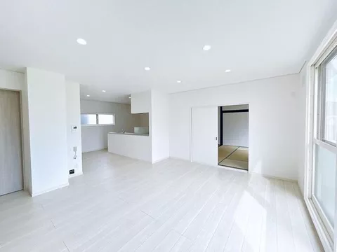 [Open House] [Interior and exterior renovated] Approximately 21 tatami LDK. 4 Western-style rooms, 1 Japanese-style room