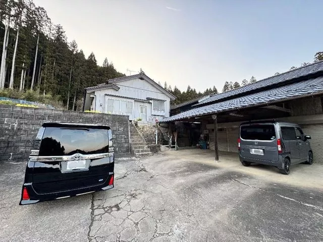 A spacious 7DK home built on approximately 414 tsubo of land.