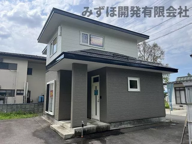 The building area is 85 square meters, making it user-friendly