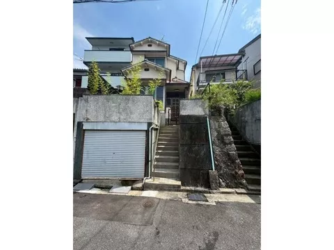 ◇Generous land area over 100 square meters!◇Includes a garage that protects your valuable car from rain and wind