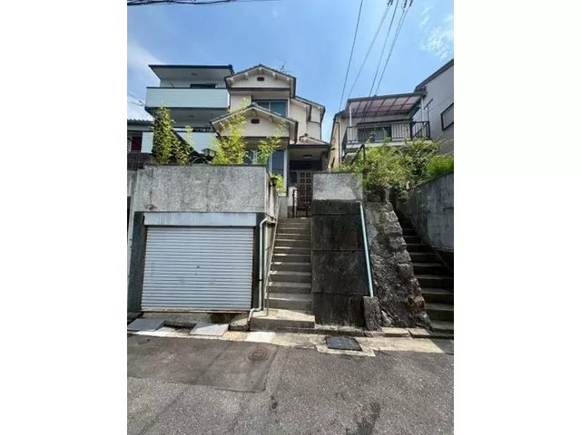 ◇Generous land area over 100 square meters!◇Includes a garage that protects your valuable car from rain and wind