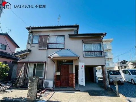 - Good sunlight due to the south-facing road! - The kitchen and adjacent Western-style room have flooring