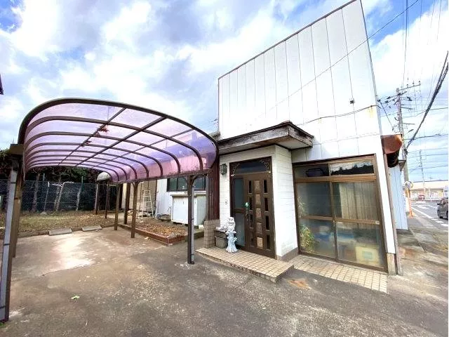 Structure: Wooden 2-story building