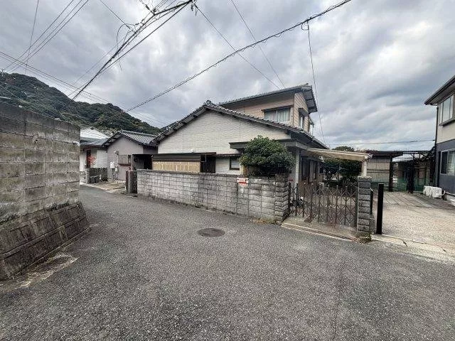 ■ Located in Kamifujimatsu 1-chome, 4DK two-story building ■ Land area 165.10㎡ (approximately 49.94 tsubo) ■ Parking for 1 car on the premises